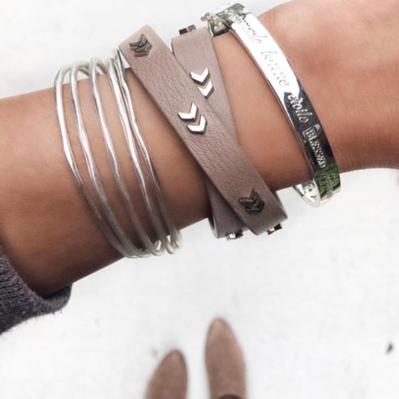 :: Stella & Dot⚔️SILVER Quinn Cuff Bracelet - Picture 3 of 4
